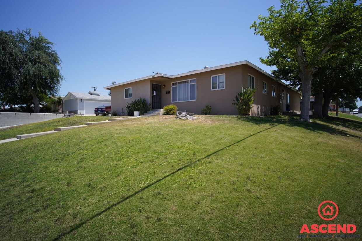 2901 Arnold St Unit 2901 Arnold Main, Bakersfield, CA 93305 Room