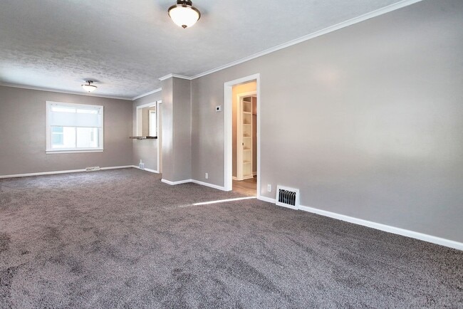 Building Photo - 3 Bedroom Home On Holland's North Side