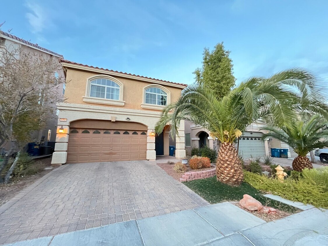 Foto principal - Desirable 4 Bedroom 2.5. Bathroom home in ...