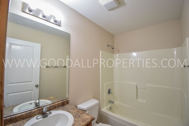 Foto del edificio - 2 Bedroom 2 Bath Updated Townhome in Ankeny