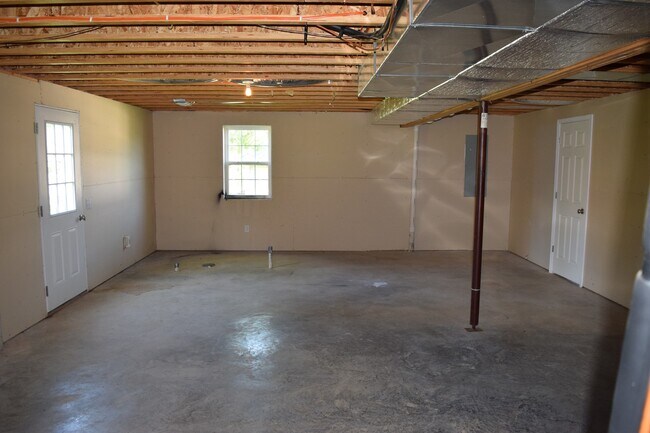 Building Photo - Available November 5, 2024! Call Watson & ...