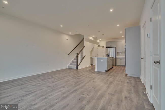 Building Photo - 46205 Woodpecker Sq