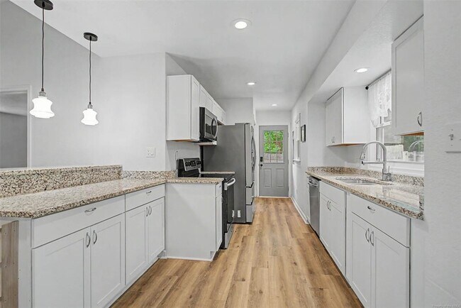 Building Photo - 6205 Adams Hunt Dr