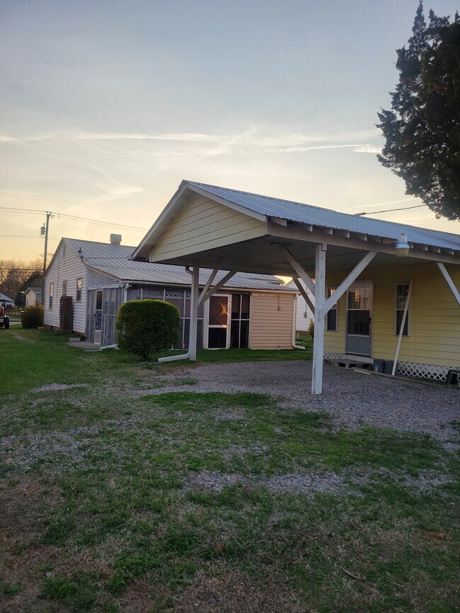 Foto del edificio - 206 N McCaskey Rd