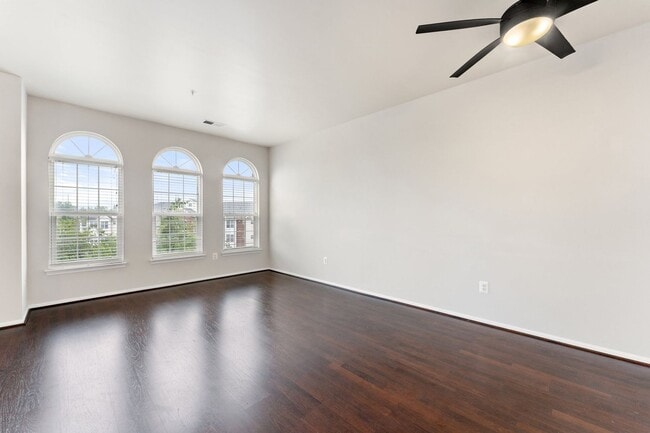 Building Photo - Commuter's Dream! Stylish 3-Bedroom Condo ...