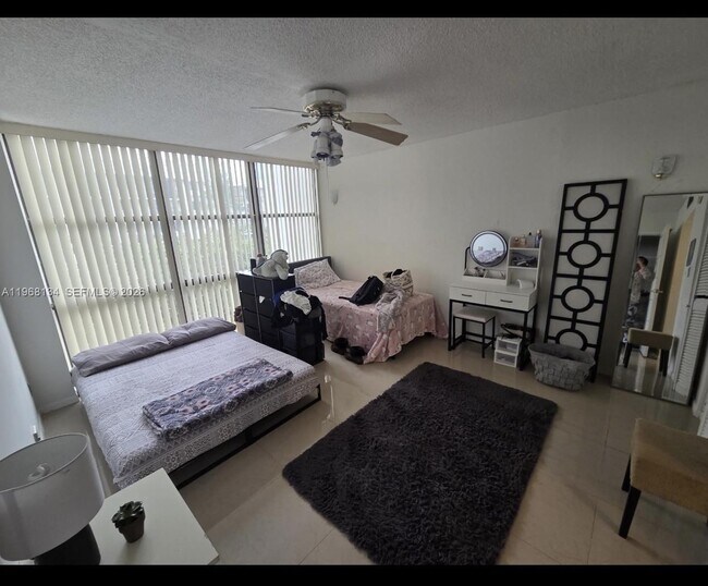 Foto del edificio - 17021 N Bay Rd