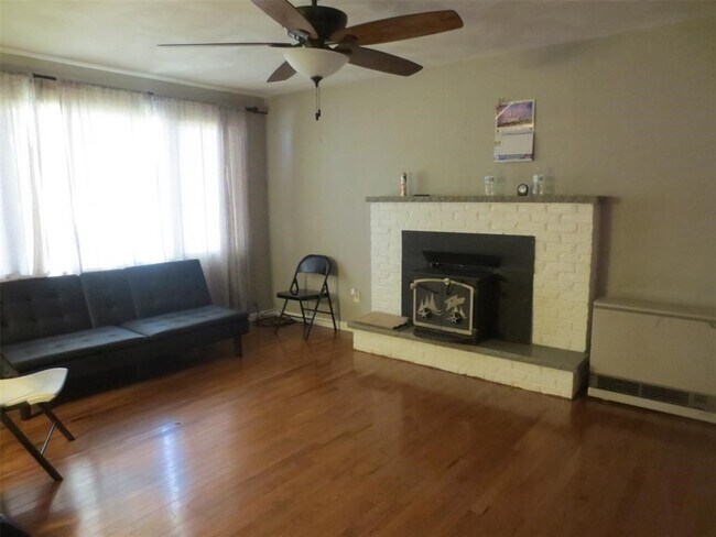 Foto del edificio - 823 Jennifer Ln