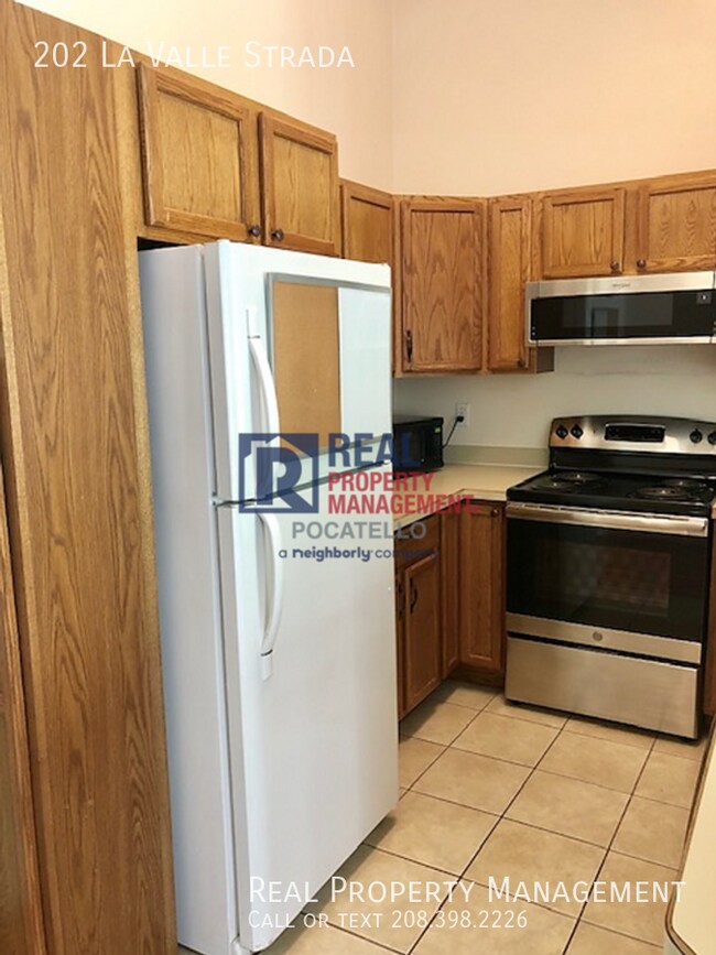 Building Photo - 3 Bedroom 2 Bath Townhome - 1 Car Garage