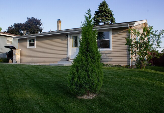 Building Photo - 229 Sioux Ave