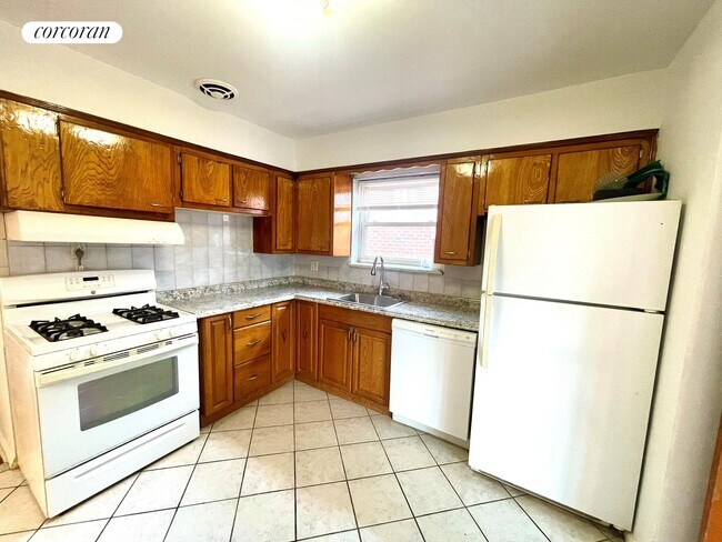 Foto del edificio - 212-05 43rd Ave