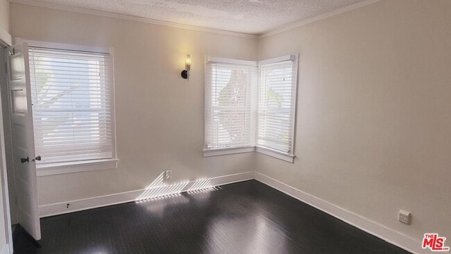 Foto del edificio - 5405 Russell Ave