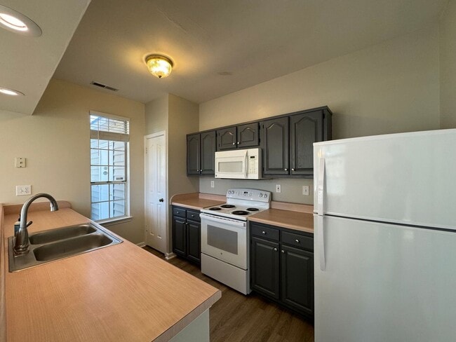 Foto del edificio - Welcome to this beautifully renovated detached condo!