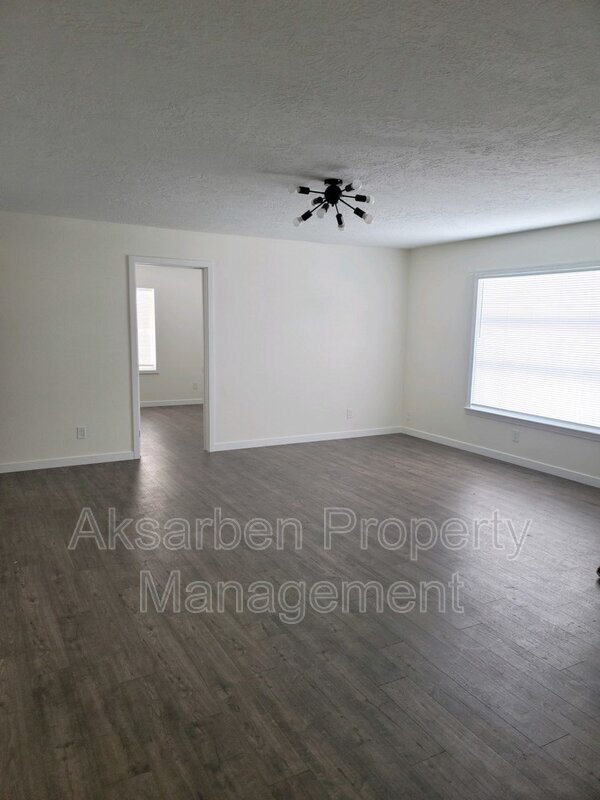 Building Photo - 125 W Calkins Ave