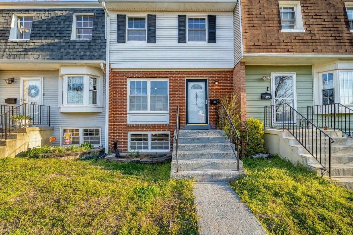 Spacious 3-Level Townhouse with Finished Basement and Fenced Patio - Spacious 3-Level Townhouse with Finished Basement and Fenced Patio