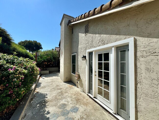 Building Photo - Great 3B/2BA House in a Gated Community in...