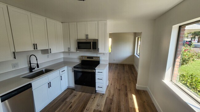 Foto del edificio - Move-In Ready Reno Gem
