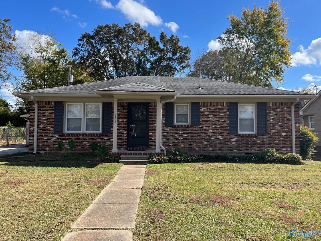 Primary Photo - 1608 Buena Vista Cir SE