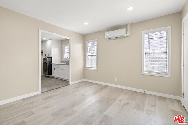 Foto del edificio - 717 W 75th St