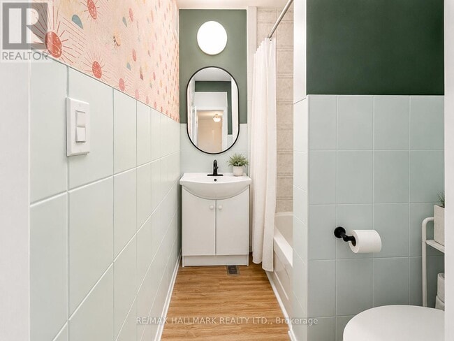 Photo du bâtiment - 866 Bathurst St