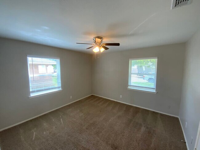 Foto del edificio - 2511 Normont Circle