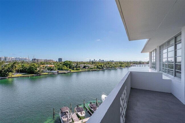 Foto del edificio - 9101 E Bay Harbor Dr