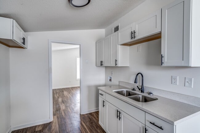 Building Photo - 4980 Vickie Dr