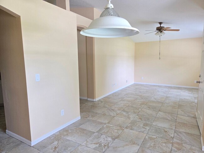 Building Photo - Immaculate 3Bed/2Bath Home-Spacious~Two-Ca...