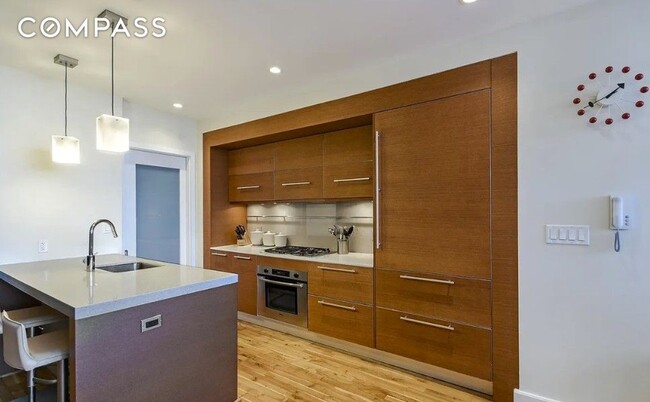 Building Photo - Stunning 2 bed 2 bath condo loft pristine home, in one of the most sought after condominiums in a...