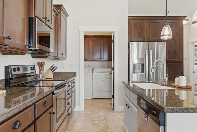 Building Photo - Beautiful Riverton Townhome in Gated Community!