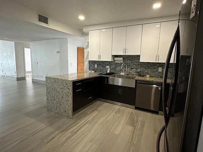 Foto del edificio - 5737 SW 6th St