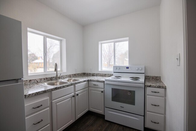 Kitchen - 635 Elm Ave