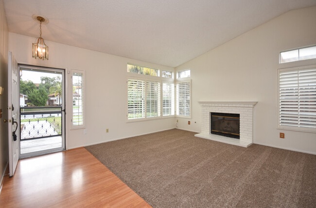 Building Photo - Cute Single Story Oceanside Home!