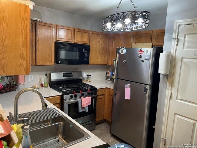 Foto del edificio - 4210 Field Meadow Dr
