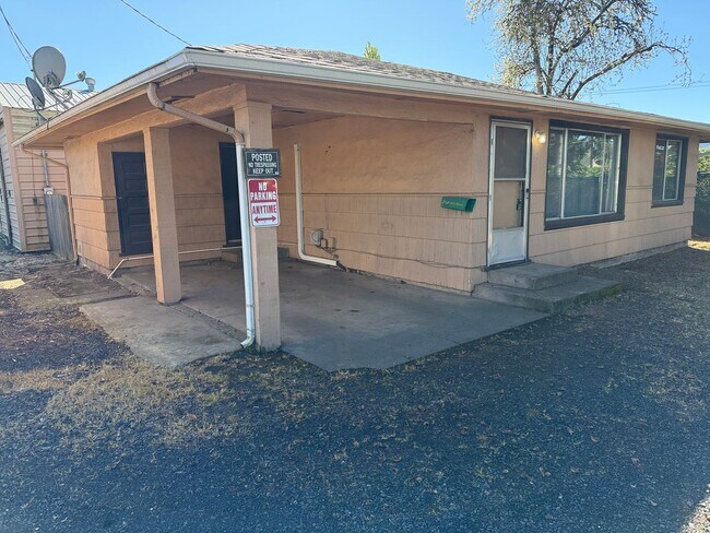 Foto del edificio - 2 bed, 1 bath house in Springfield