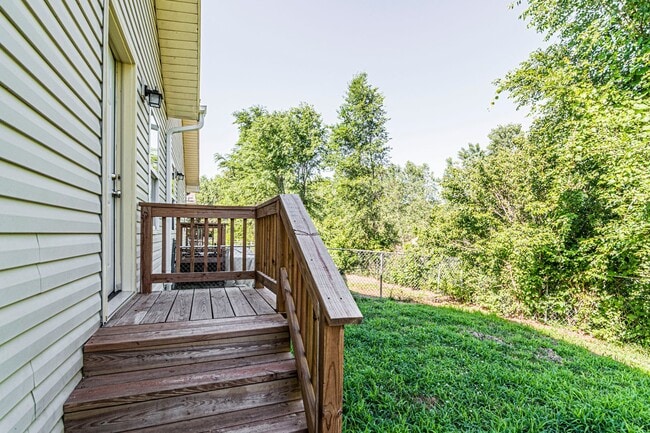 Building Photo - Fenced in yard!