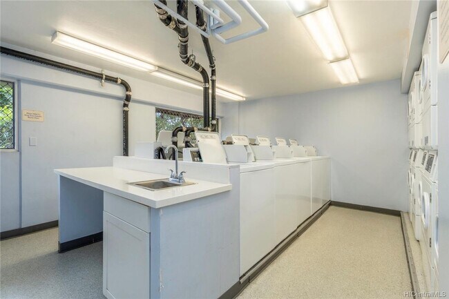 Foto del edificio - Studio w/ Parking For Rent – Convenient Urban Living in the Heart of Honolulu