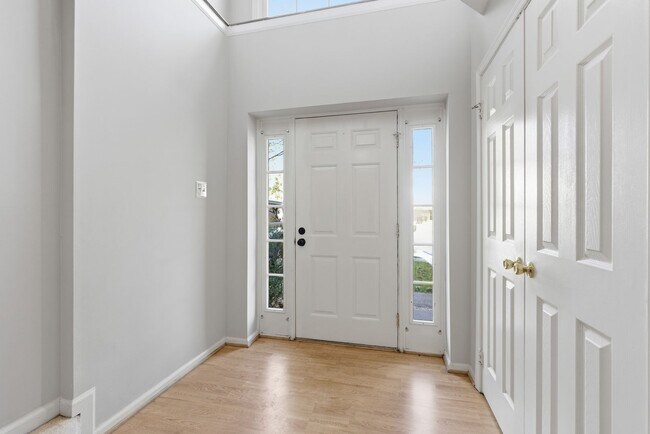 Building Photo - Updated 3 BR/2.5 BA Townhome in Dorsey Hall!