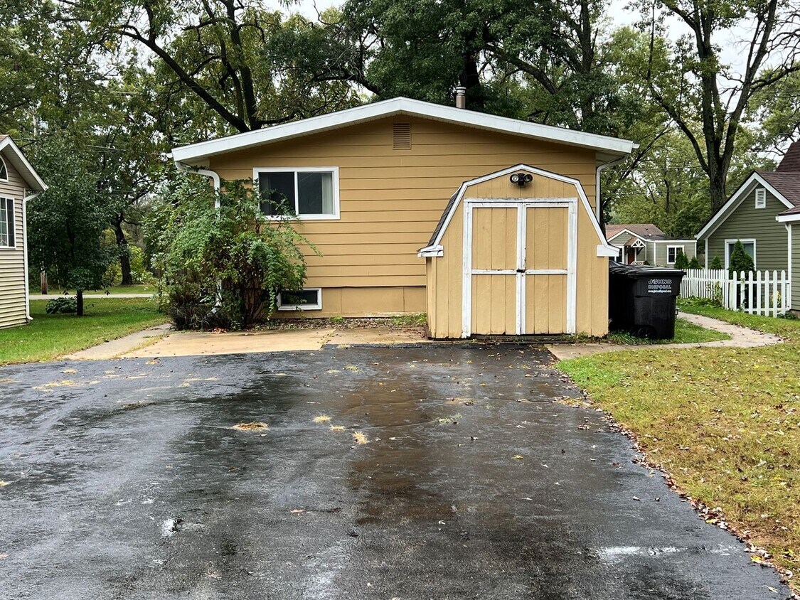 Primary Photo - 2 BDRM, 2 BA, Full Basement, 1300 sqft