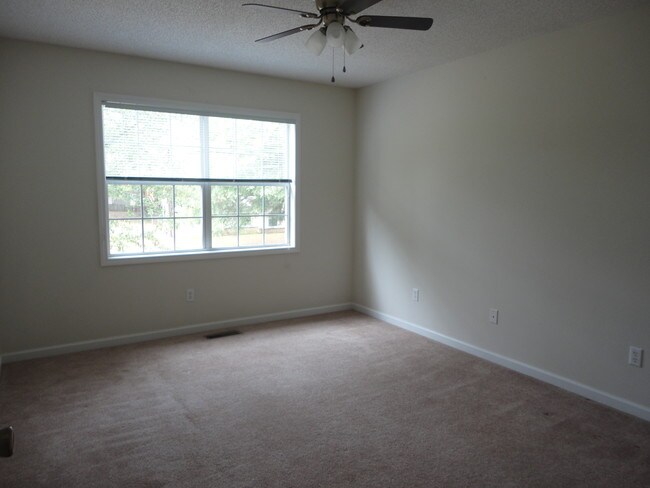 Building Photo - 300 Ridgeway Dr