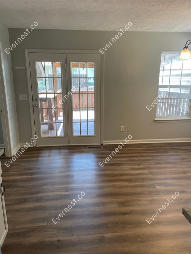 Building Photo - 1008 Heydel Cir