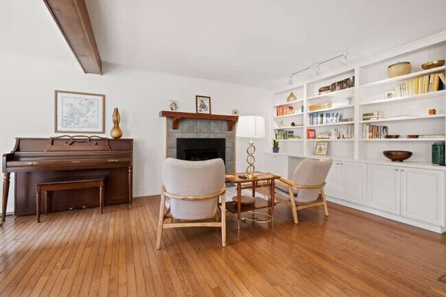 Foto del edificio - 90 Hidden Brook Dr