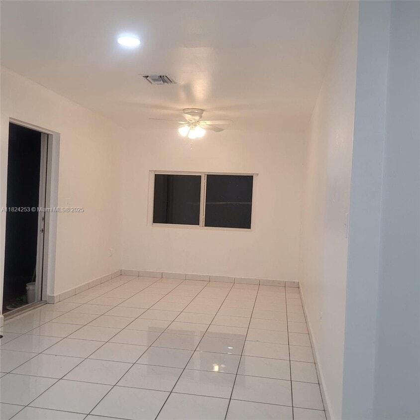 Foto principal - 9370 SW 24th St