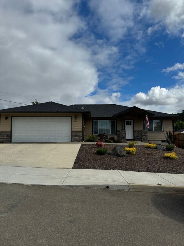 Foto principal - Newer Sutherlin 3 Bedroom 2 bath home