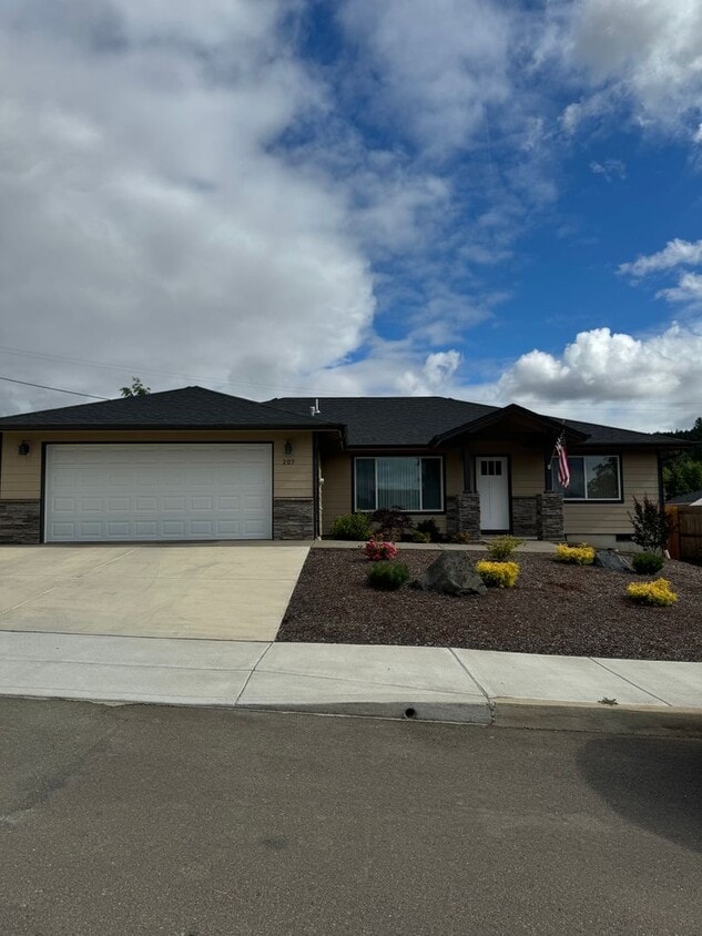 Primary Photo - Newer Sutherlin 3 Bedroom 2 bath home