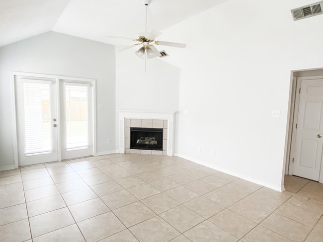 Foto del edificio - 405 Belle Chase Ct S