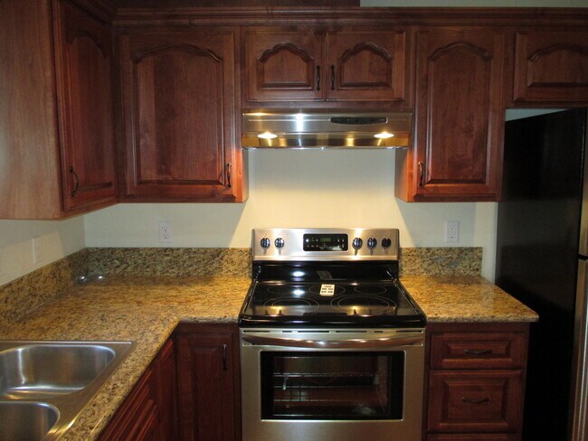 Building Photo - Beautiful Three Bedroom in South Salem