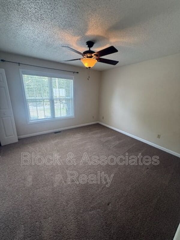 Foto del edificio - 1716 Sunny Ln