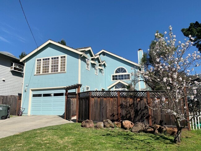 Building Photo - Spacious Bright Thee Bedroom House in El G...