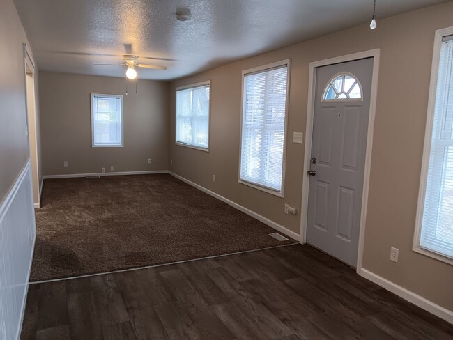 Building Photo - 3 Bedroom Home with Detached Garage