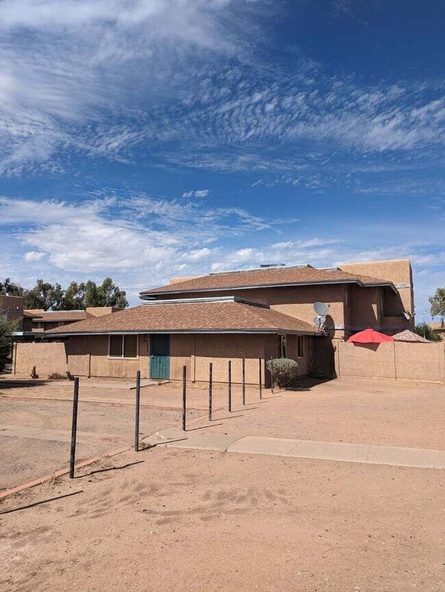 Building Photo - MOVE IN READY!!! TOWNHOME!! 2 BEDROOMS 2.5...
